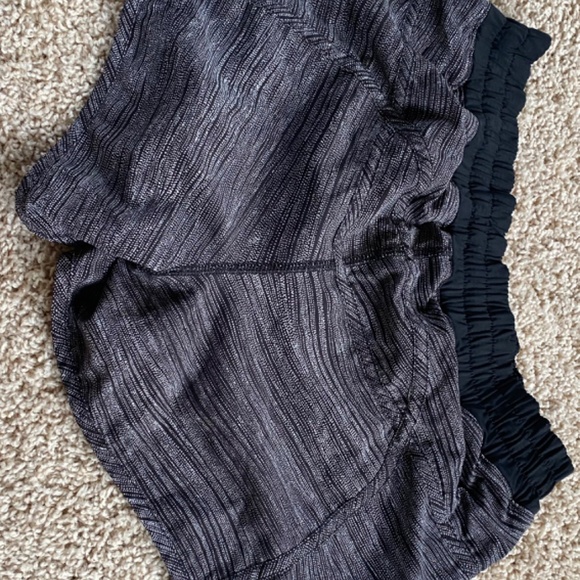 Lululemon speed up shorts size 6 - Picture 2 of 3